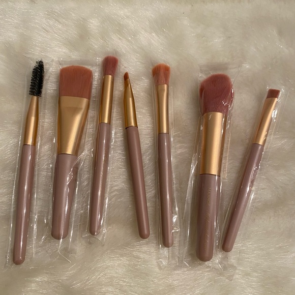 Flawless Beauty: Complete Makeup Brush Set for Pro Application - Picture 5 of 5